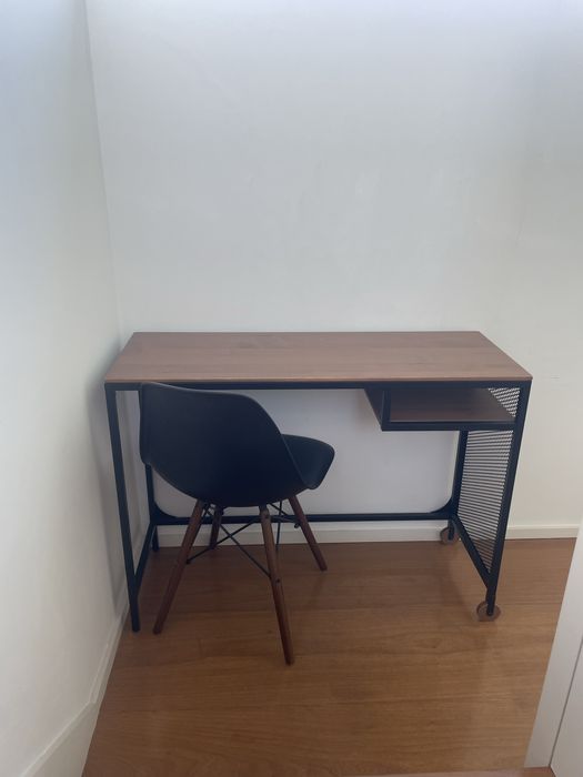 Conjunto de secretária e cadeira - como novas