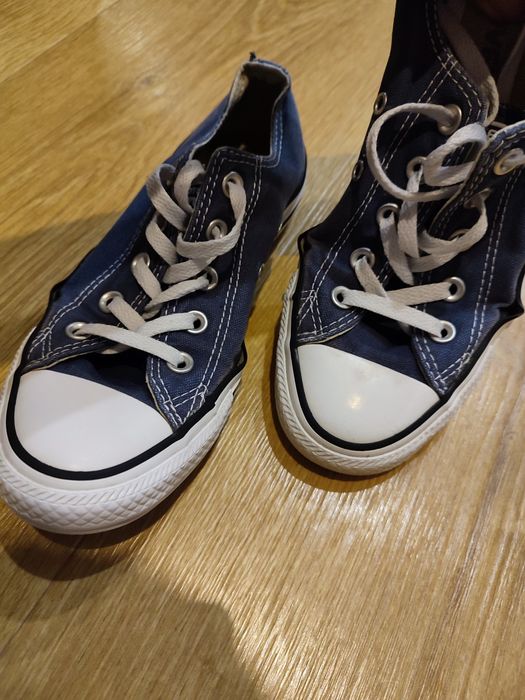 Granatowe Converse