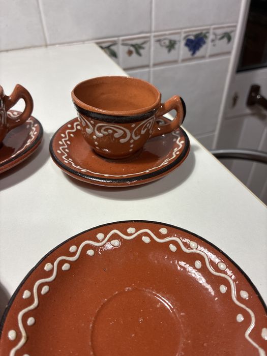 Conjunto, taças e chavenas de café de barro