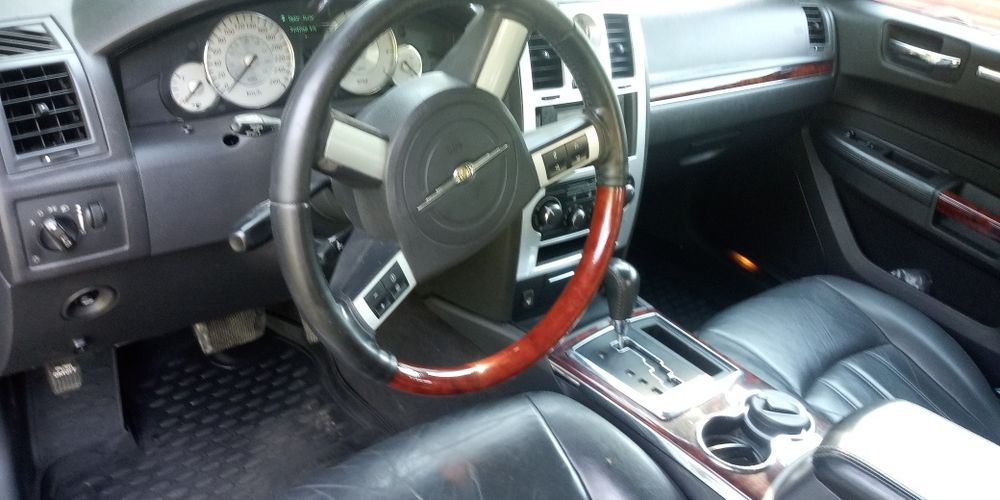 sprzedam samochód osobowy Chrysler 300 C
