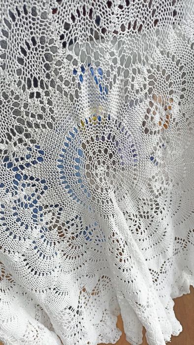 Toalha branca redonda de crochet, em bom estado