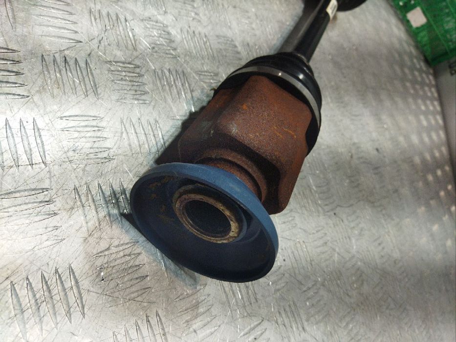 Піввісь передня права VW Atlas