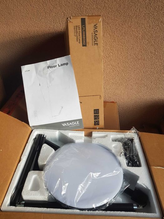 Lampa podłogowa regulowana wysokość głowica obrotowa z pilotem