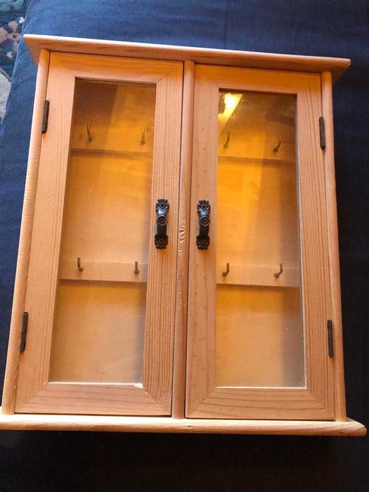 Pequeno chaveiro em madeira, como novo