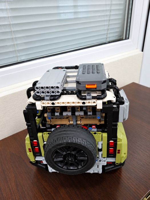 LEGO Technic Land Rover Defender 42110 — зібрана модель