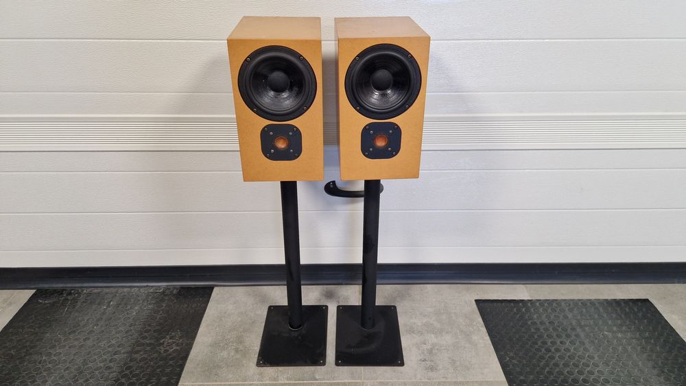 Kolumny podstawkowe,  monitory