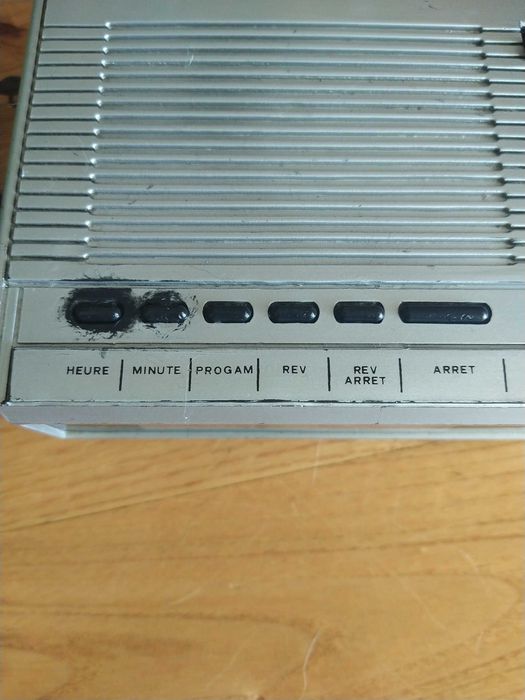 Rádio despertador antigo