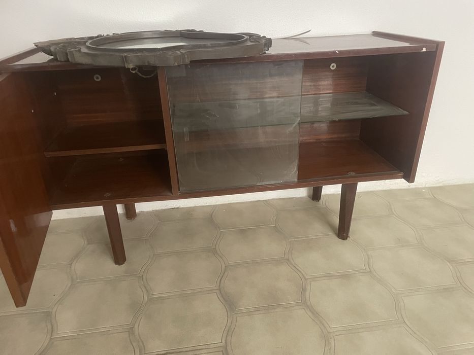 cama de solteiro de madeira e cristaleira madeira forte