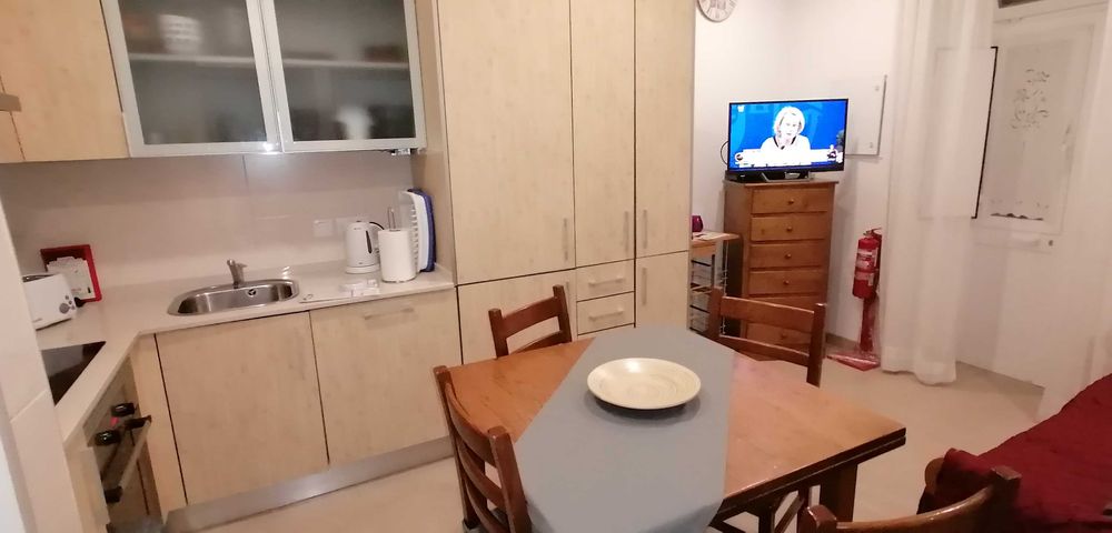 Casa de férias T2 no centro de Sesimbra a 90 metros da praia.