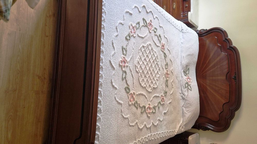 Mobília de quarto em madeira maciça de cerejeira em muito bom estado