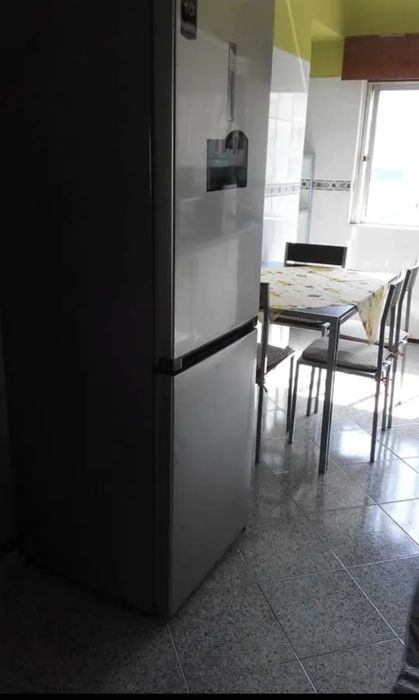 Quarto em Mercês, perto da estação com tudo incluso: serventia de cozinha, água, luz, gás e internet.