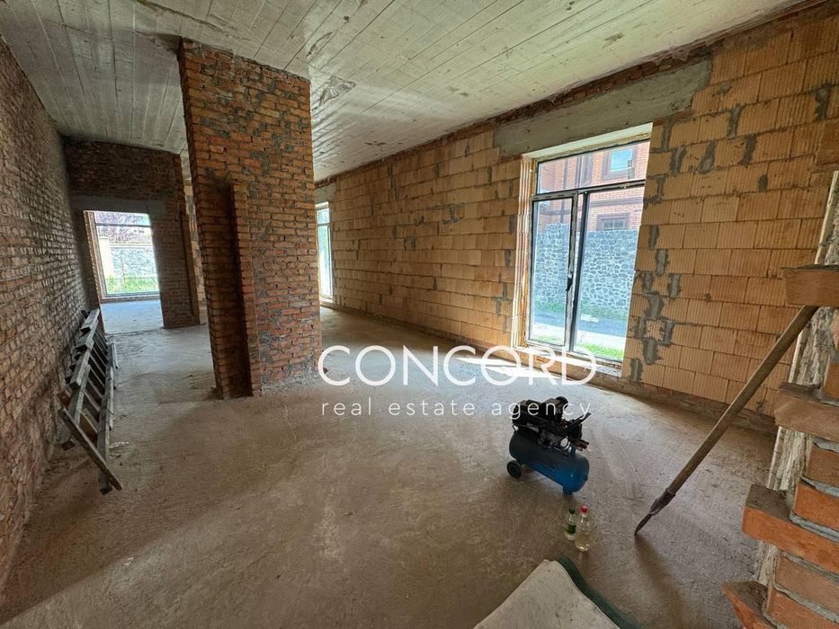 Оболонь. КМ "Чорнобилець-Оболонь", 6-та Лінія, 13. Продам будинок