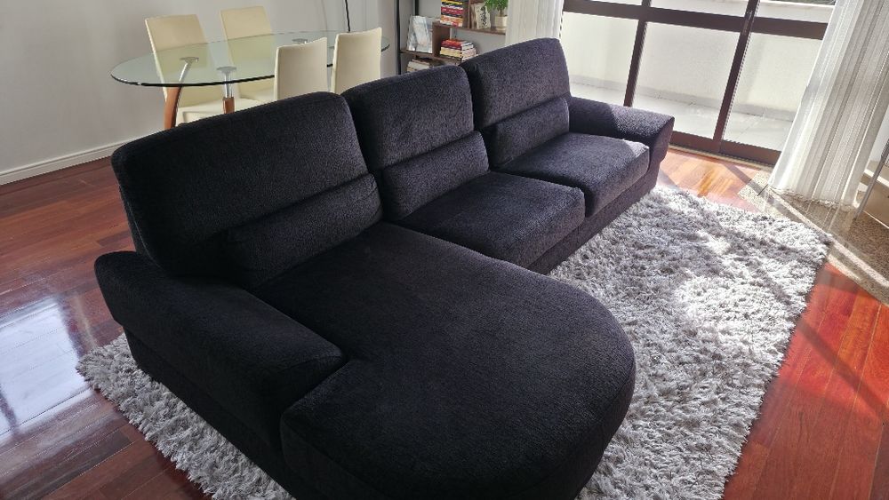 Sofá com chaise long preto