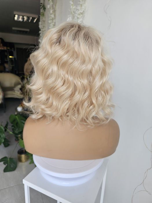 Peruka Giselle jasny perłowy blond naturalny efekt fale loki
