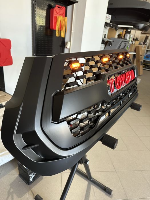 GRELHA TOYOTA HILUX 2020+ LOOK GR