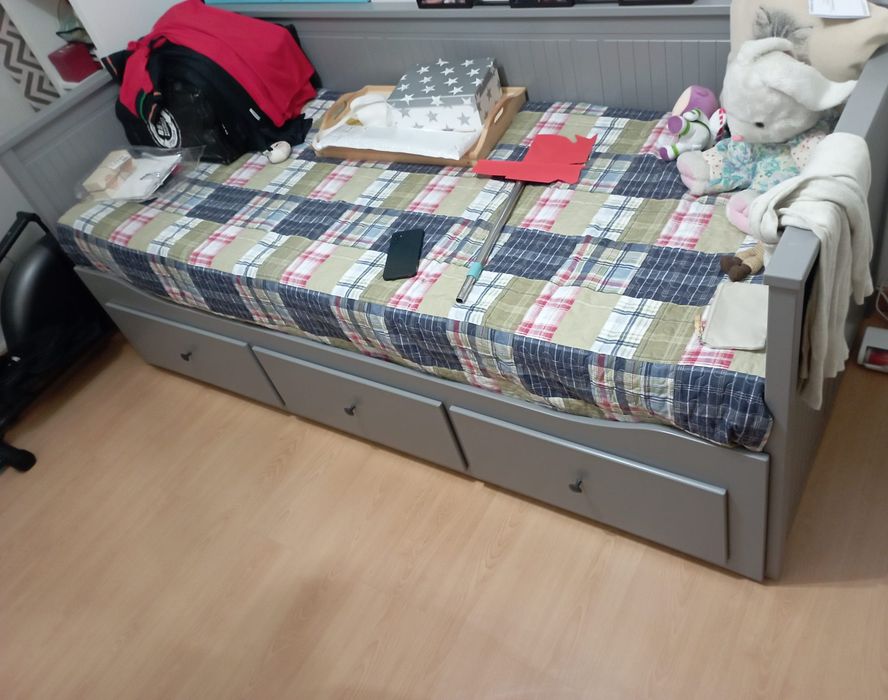 Vendo cama de casal que se fecha e fica sofá. Tem 3 gavetas. 2 colchões incluídos que precisam ser lavados! Transporte a cargo do comprador.