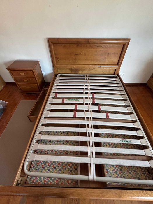 Cama de casal em madeira maciça