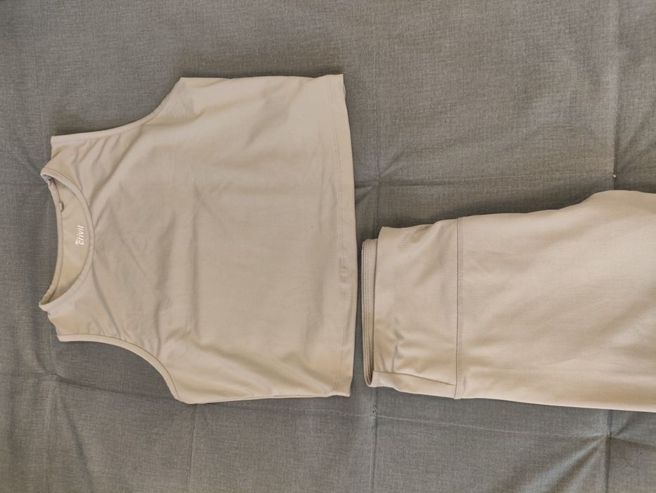 Strój na siłownię legginsy top beżowe