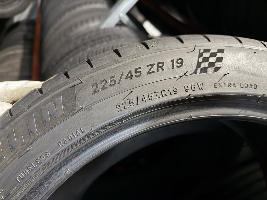 225/45 r 19 Michelin run flat 2 шт.