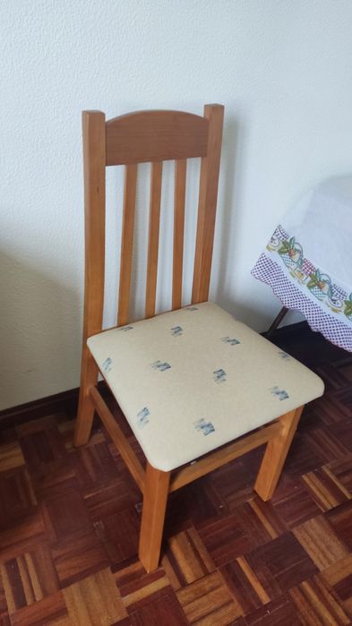 Cadeira em madeira robusta e confortável