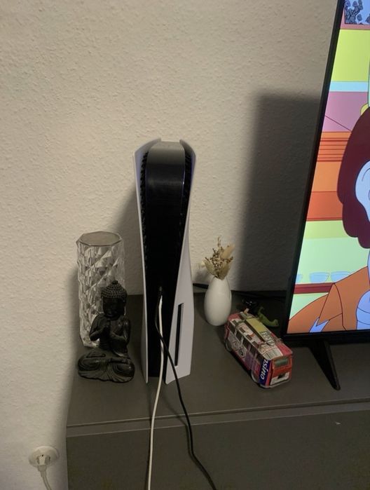 Ps5 z napedem 1TB + stacja ladujaca z dwoma padami