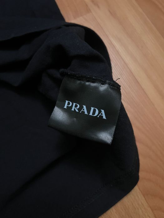 Чорна футболка Prada