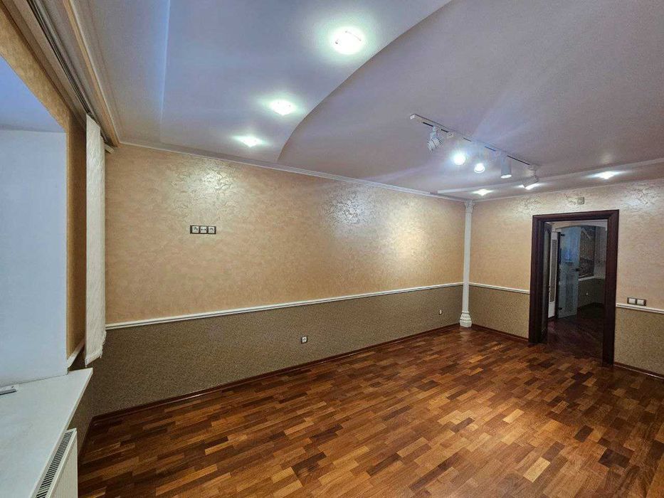 Оренда комерційного приміщення, центр, вул. Шептицького