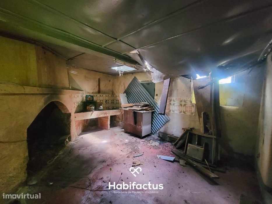 Moradia Isolada T2, para Reconstrução, c/ Varanda e 2 Terrenos á Venda