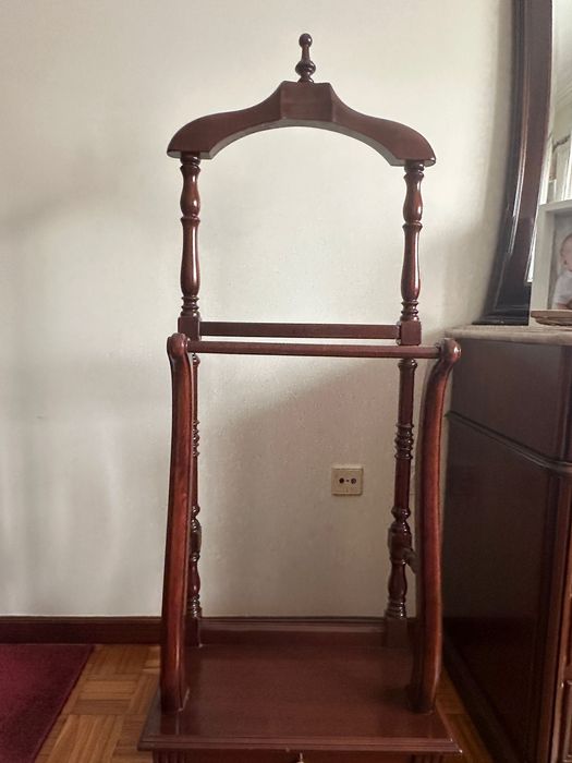 Cama e mesas de cabeceira de madeira maciça em bom estado