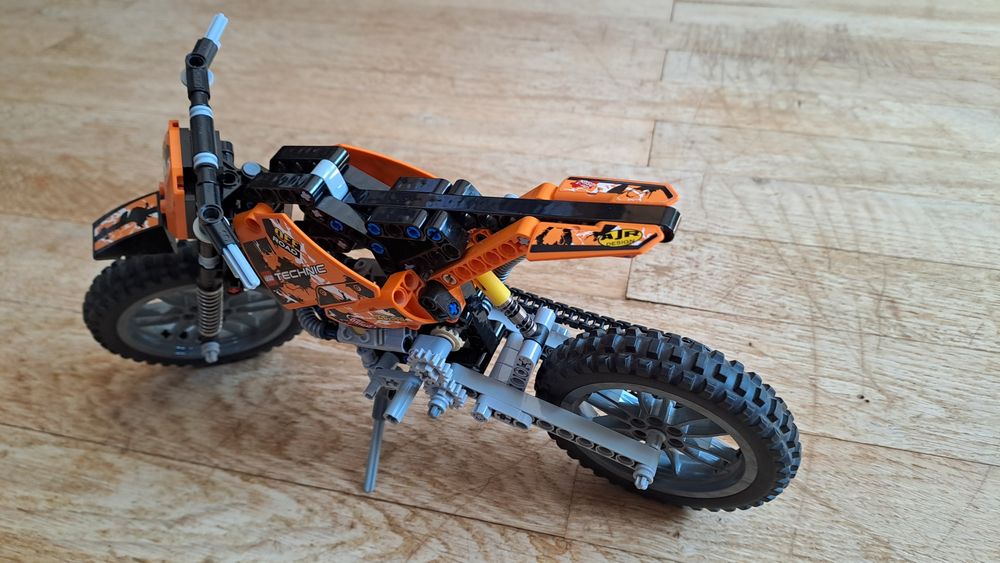 Lego Technic motor crossowy 42007