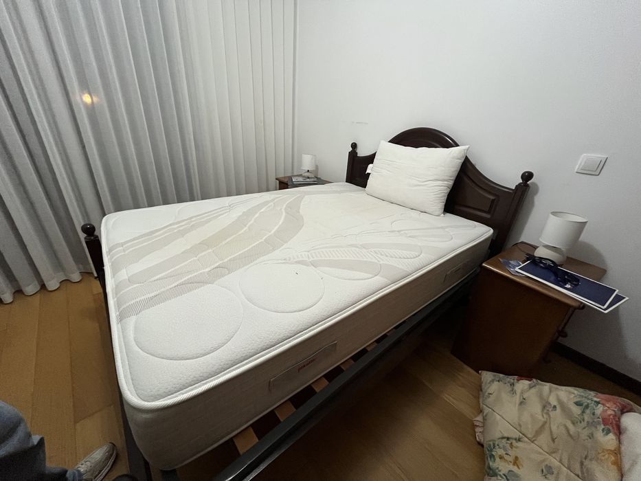 Cama de madeira + colchao pikolin + mesas de cabeceira