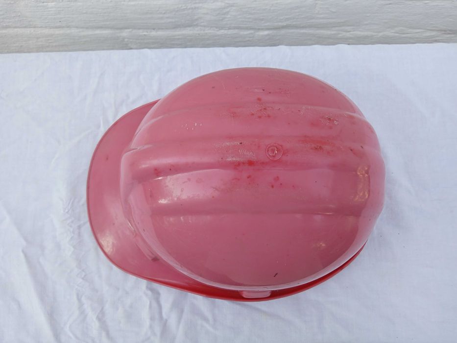 Будівелька каска з Японії. одягалась раз.