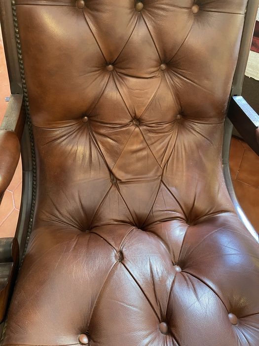 Cadeirão vintage em pele e madeira