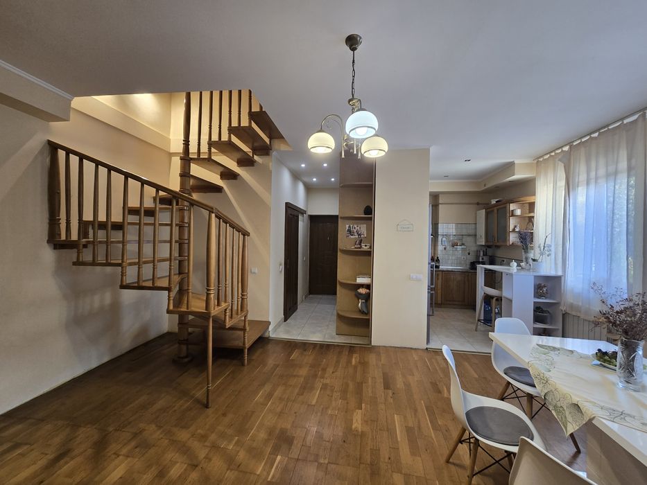 Продаж будинку-напівособняка розташований в спокійному районі міста