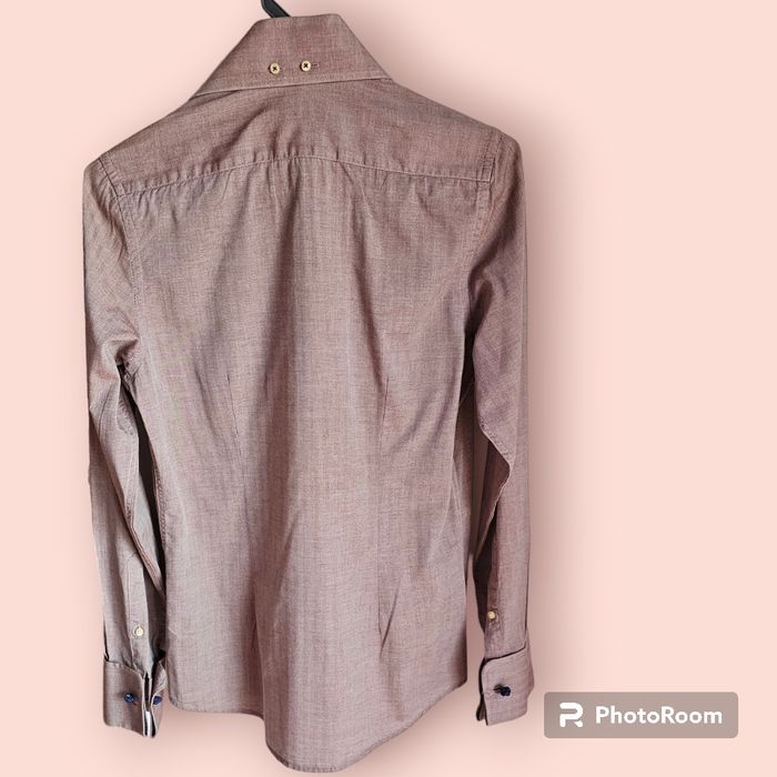 Camisa castanha com pormenor punho