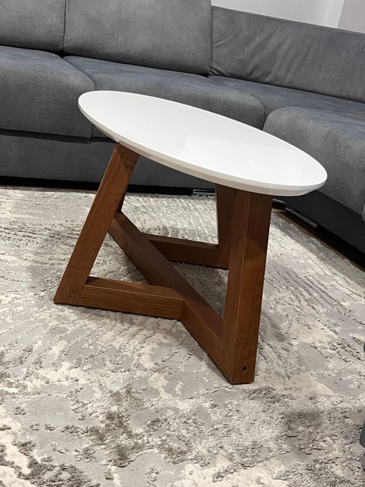 Mesa de mdf lacado branco com base de madeira de carvalho