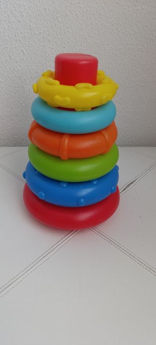 Pirâmide de aros empilháveis