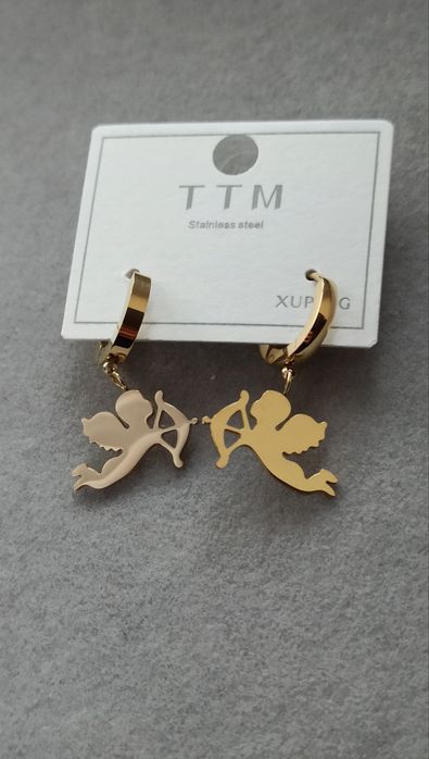 Złote kolczyki, stal chirurgiczna