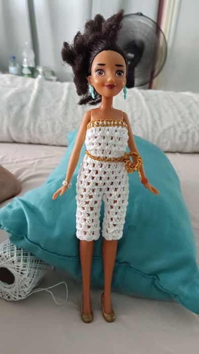 Roupas de boneca de crochê