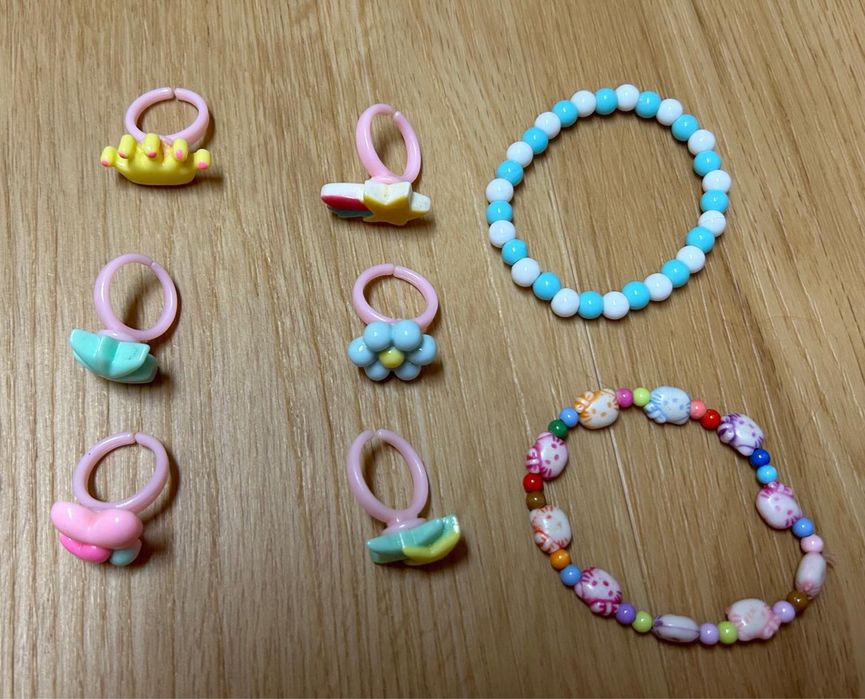 Colares e aneis de criancas