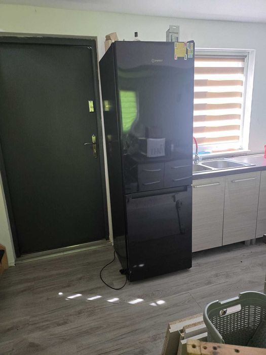 Lodowka indesit czarna