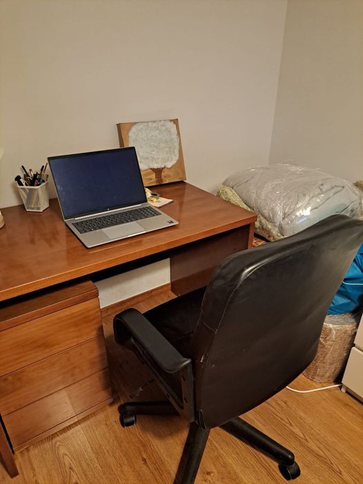 Secretária e cadeira de escritório