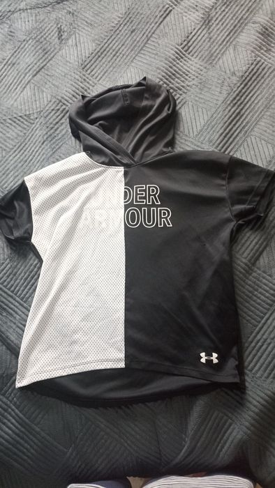 Under Armour, t shirt dziecięcy z kapturem roz 149-160 cm.