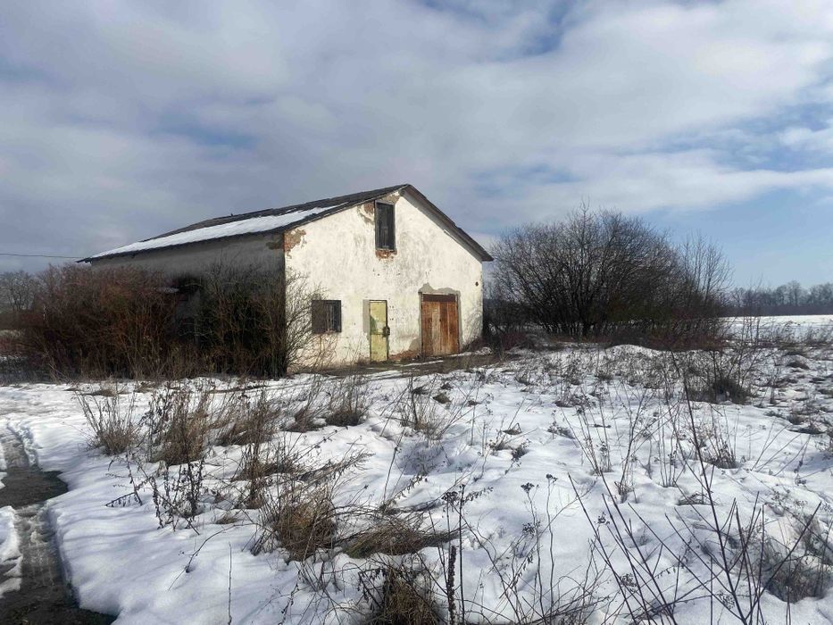 Здається окреме приміщення з землею!!!