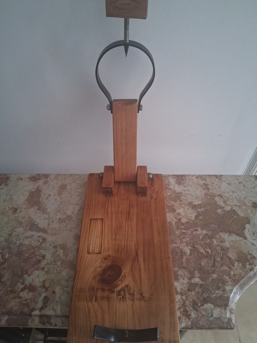 Suporte para presunto em madeira