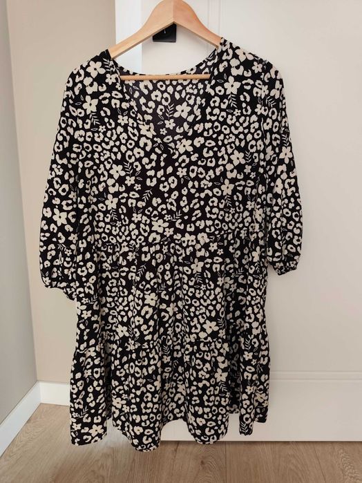 Sukienka oversize w kwiaty, rozkloszowana sukienka z falbankami