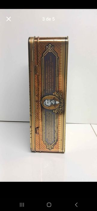 Caixa antiga de whisky com garrafa