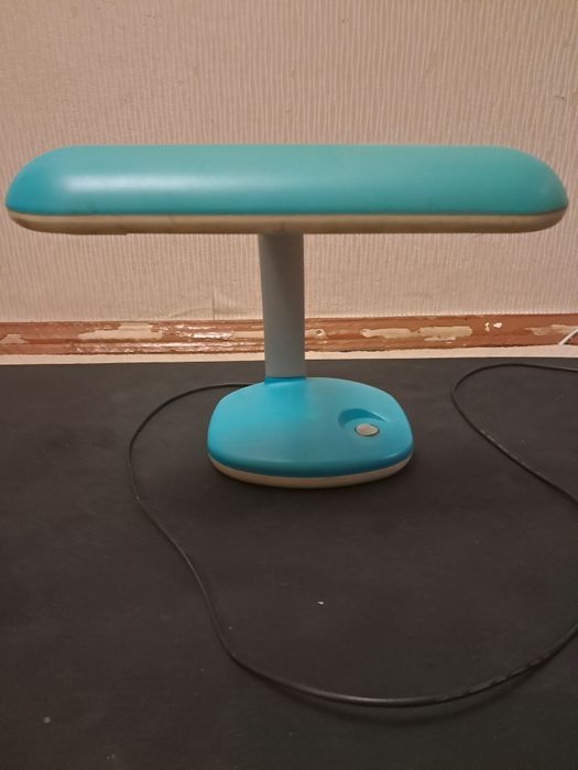 Настільна лампа  - потрібно ремонтувати.