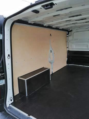 Zabudowa podłogi, boków i drzwi w aucie Renault Trafic L1H1