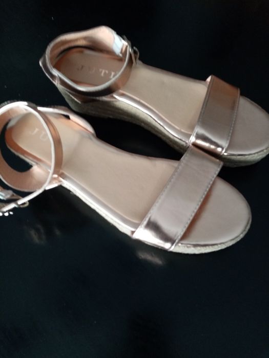 Sandały na koturnie